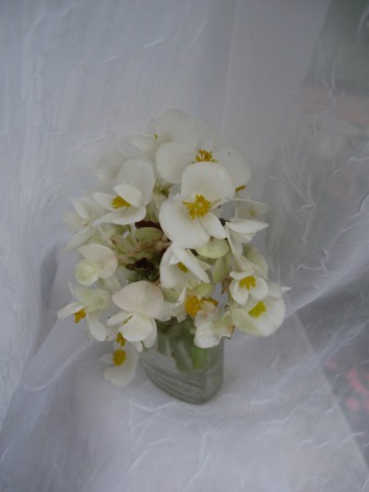 White wedding flowers are very classic colors widely used by brides